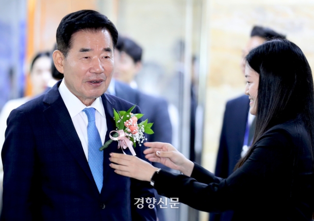 김진표 전 국회의장이 지난 5월 국회에서 열린 퇴임식에서 직원이 달아주는 꽃을  착용하고 입장하고 있다. 박민규 선임기자