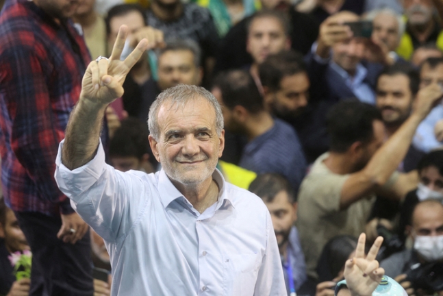 이란 대선 후보 6명 가운데 유일한 개혁파인 후보인 마수드 페제시키안이 23일(현지시간)  테헤란에서 선거 유세를 하고 있다. 로이터연합뉴스