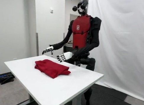 인간형 로봇 ‘휴먼플러스’가 자율 동작 기능을 작동시켜 빨래를 개고 있다. 스탠퍼드대 제공