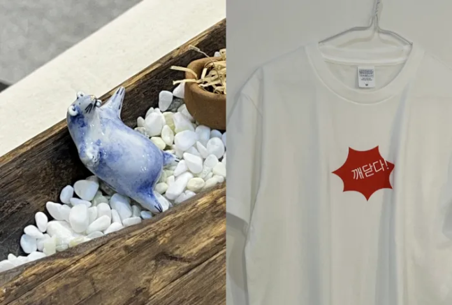 올해 불교박람회에서 큰 인기를 얻은 굿즈인 자빠진 쥐 도자기(왼쪽)와 주여진씨가 판매한 ‘깨닫다!’가 적힌 티셔츠. X(엑스) 계정 @maythemusic 제공
