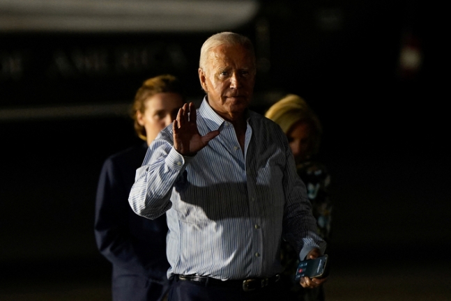 조 바이든 미 대통령이 29일(현지시간) 미국 뉴저지에서 질 바이든 여사 등 가족들과 함께 에어포스원으로 걸어가고 있다. 로이터연합뉴스