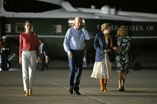 조 바이든 미국 대통령과 질 바이든 여사가 29일(현지시간) 손녀들과 함께 캠프 데이비드 별장으로 향하는 전용기에 탑승하기 위해 걸어가고 있다. AFP연합뉴스