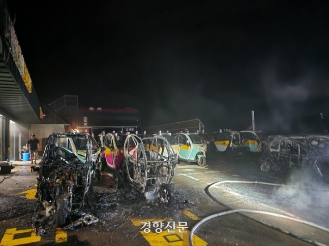 제주 우도에 있는 한 전기 오토바이 대여점에서 같은 날 발생한 2차례 화재로 전기 오토바이 18대가 불에 탔다. 제주소방안전본부 제공