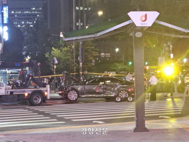 1일 오후 9시29분쯤 서울 중구 시청역 인근에서 발생한 교통사고로 검은색 승용차가 견인되고 있다. 김송이 기자
