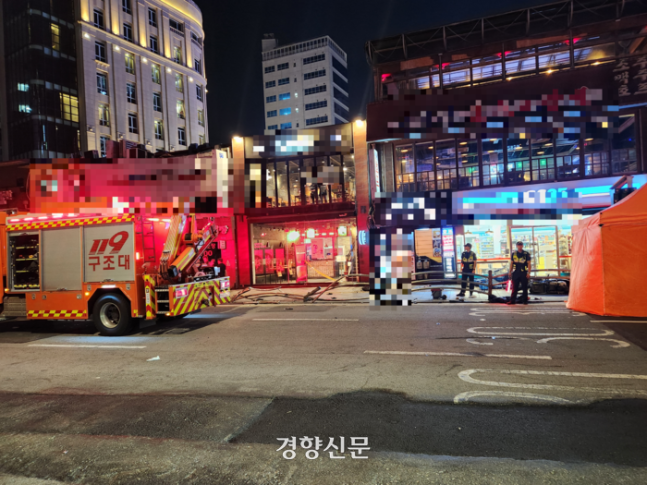 1일 오후 9시27분쯤 서울 중구 태평로 부근에서 발생한 교통사고로 시청역 7번 출구 인근 안전펜스가 파손돼있다. 배시은 기자