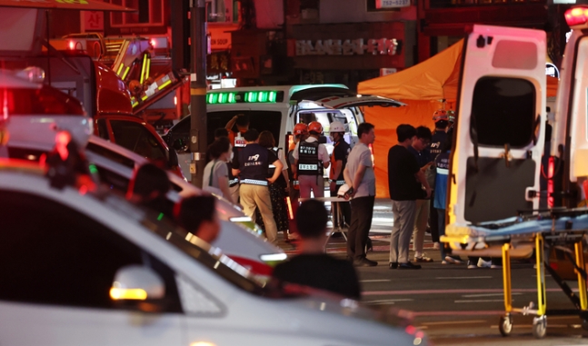 1일 밤 대형 교통사고가 발생한 서울 시청역 인근 교차로에서 경찰과 구조대원들이 현장을 수습하고 있다. 연합뉴스