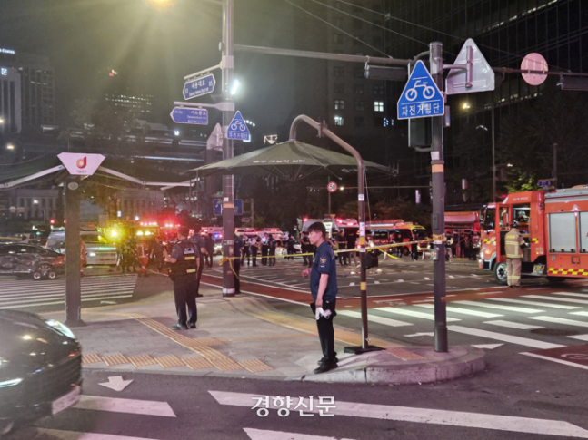 1일 밤 대형 교통사고가 발생한 서울 시청역 인근 교차로 현장에서 구급대원들이 사상자를 구조하는 동안 경찰이 현장을 통제하고 있다.  김송이 기자