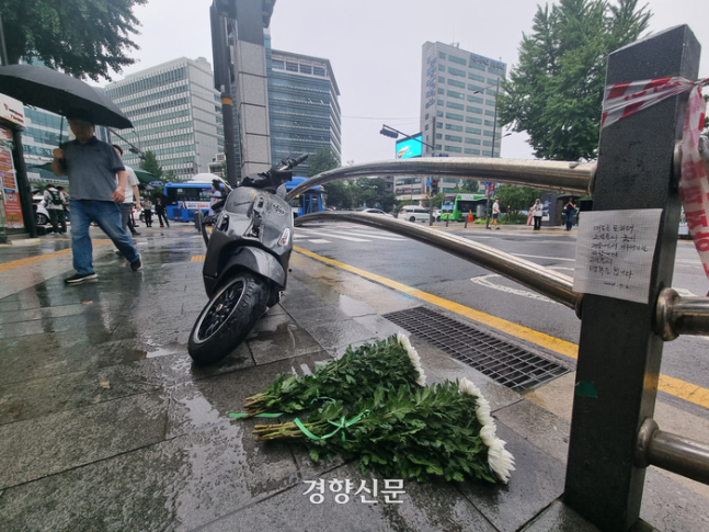 지난 1일 밤 대형 교통사고로 13명의 사상자가 발생한 서울 시청역 인근 교차로에 국화 두 다발이 놓여 있다. 강한들 기자