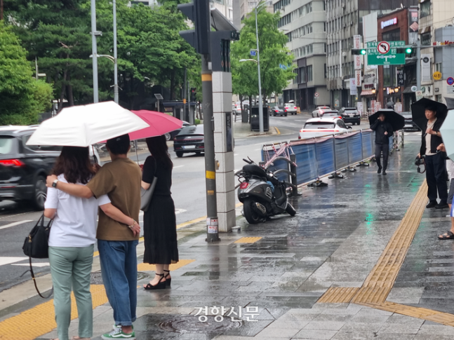 지난 1일 밤 대형 교통사고로 13명의 사상자가 발생한 서울 시청역 인근 교차로에서 행인들이 사고 현장을 바라보고 있다. 강한들 기자
