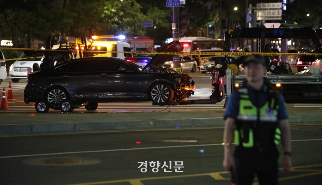 지난 1일  서울 시청역 인근 교차로 인근에서 대형 교통사고가 발생, 경찰과 구조대원들이 현장을 수습하고 있다. 권도현 기자