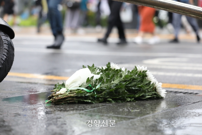 지난 1일 밤 역주행 교통사고가 발생해 15명의 사상자가 발생한 서울 시청역 인근 교차로에 2일 시민이 놓고 간 국화꽃이 놓여있다. 정효진 기자