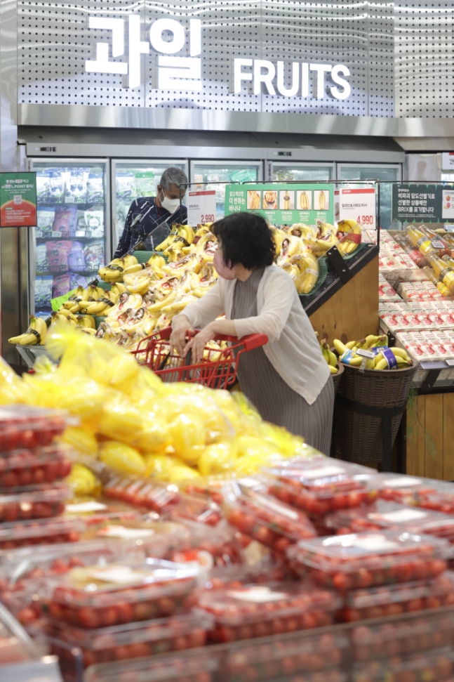 둔화되지 않는 장바구니 물가 부담 2일 서울의 한 대형마트 진열대에서 소비자들이 바나나 등 과일을 살펴보고 있다. 통계청 소비자물가동향에 따르면 6월 소비자물가지수는 113.84(2020년=100)로, 지난해 같은 