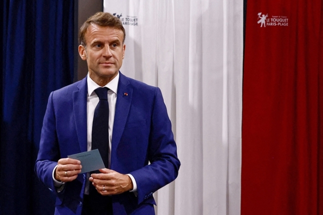 에마뉘엘 마크롱 프랑스 대통령이 지난달 30일(현지시간) 프랑스 북부 르투케의 한 투표소에서 1차 총선 투표에 앞서 투표소를 나서고 있다. AFP연합뉴스