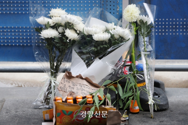 역주행 차량이 인도를 덮쳐 9명이 숨지는 사고가 발생한 사흗날인 3일 서울 시청역 인근 사고 현장에 추모 꽃과 물품이 놓여 있다. 한수빈 기자