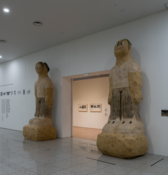 부산현대미술관에서 열리고 있는‘능수능란한 관종’전시장 입구에 전시된 대형 조각‘미진 유진.신민 작가 제공