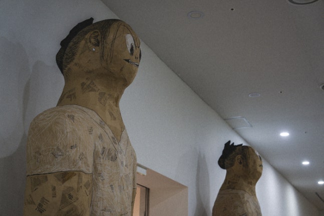 부산현대미술관에서 열리고 있는‘능수능란한 관종’전시장 입구에 전시된 대형 조각‘미진 유진.신민 작가 제공