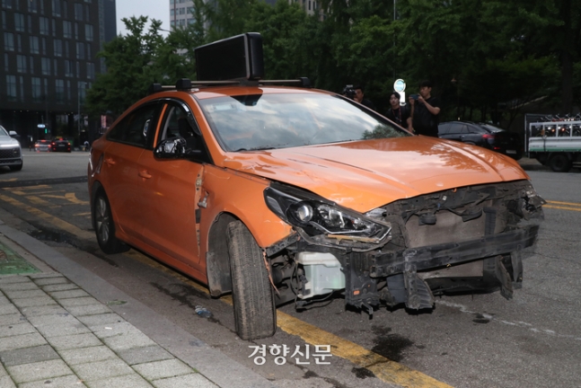 3일 서울 중구 국립중앙의료원에 택시가 돌진한 사고의 가해차량이 인근에 견인돼 있다. 정효진 기자
