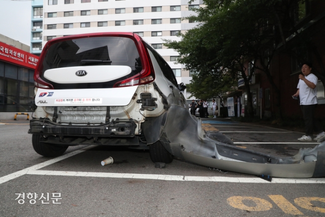 3일 서울 중구 국립중앙의료원에 택시가 돌진한 사고로 부서진 차량이 국립중앙의료원 앞에 서 있다. 정효진 기자