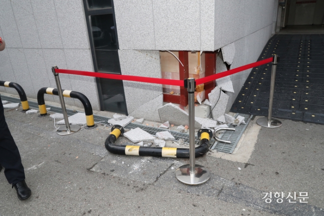 3일 서울 중구 국립중앙의료원에 택시가 돌진한 사고로 병원 외벽이 손상돼 있다.