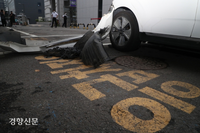 3일 서울 중구 국립중앙의료원에 택시가 돌진한 사고로 부서진 차량이 국립중앙의료원 앞에 서 있다.