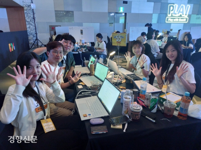 3일 서울 강남구 인터컨티넨탈 코엑스 서울에서 개막한 ‘GS그룹 해커톤’에 참석한 팀 ‘55COM’이 사진 촬영에 응하고 있다.