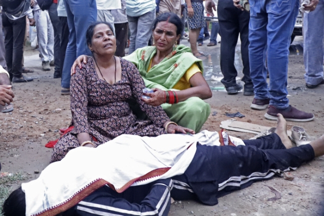 인도 북부 하트라스의 힌두교 행사장에서 2일(현지시간) 발생한 압사사고 희생자의 친척들이 병원 구내에 놓여 있는 시신을 보고 슬퍼하고 있다. AP연합뉴스