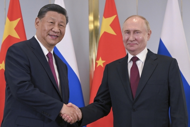 3일(현지시간) 블라디미르 푸틴 러시아 대통령(오른쪽)과 시진핑 중국 국가주석이 카자흐스탄 아스타나에서 만나 악수하고 있다. AP연합뉴스
