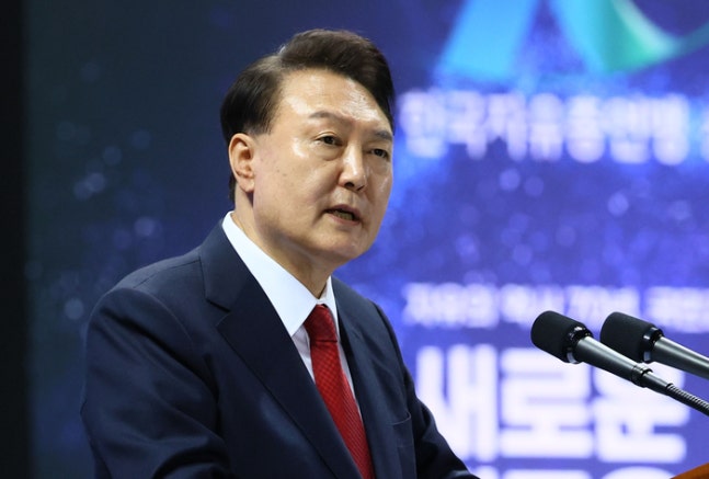 President Yoon Seok-yeol giving a congratulatory speech at the 70th anniversary celebration of the founding of the Korean Freedom Federation held at Namdong Gymnasium in Incheon on the 4th. President's Office photojournalist