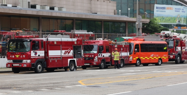 6일 오전 화재가 발생한 서울 중구 한국철도공사(코레일) 서울본부 주위로 소방차들이 줄지어 서 있다. 연합뉴스