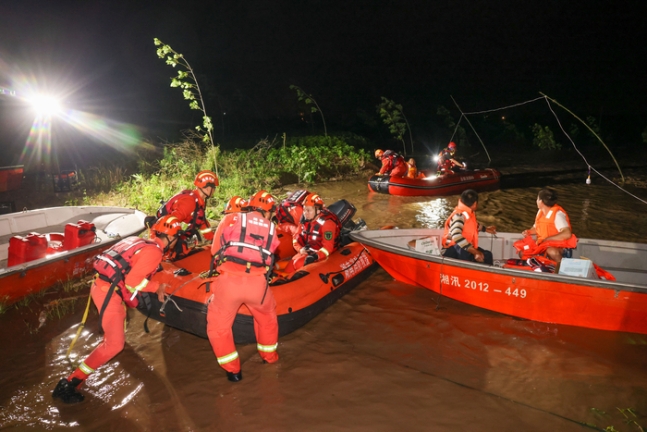 지난 6일(현지시간) 후난성 둥팅호 주변에서 구조대원들이 주민들을 긴급 대피시키고 있다. 신화연합뉴스