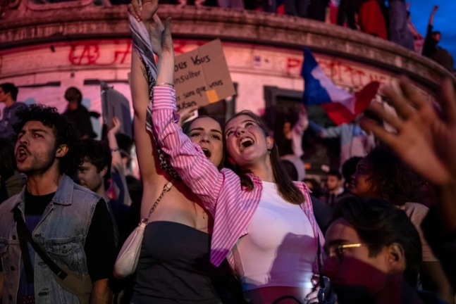 7일(현지시간) 프랑스 파리 레퓌블리크광장에 모인 시민들이 이날 발표된 총선 2차 투표 결과에 기뻐하고 있다. 이날 치러진 프랑스 총선 2차 투표에서는 좌파 연합 신민중전선(NFP)이 극우 정당을 누르고 1당 자리를