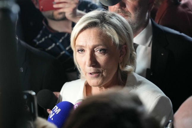 7일(현지시간) RN을 이끄는 마린 르펜 의원이 총선 출구조사 결과가 나온 후 파리에서 취재진과 대화하고 있다. AFP연합뉴스