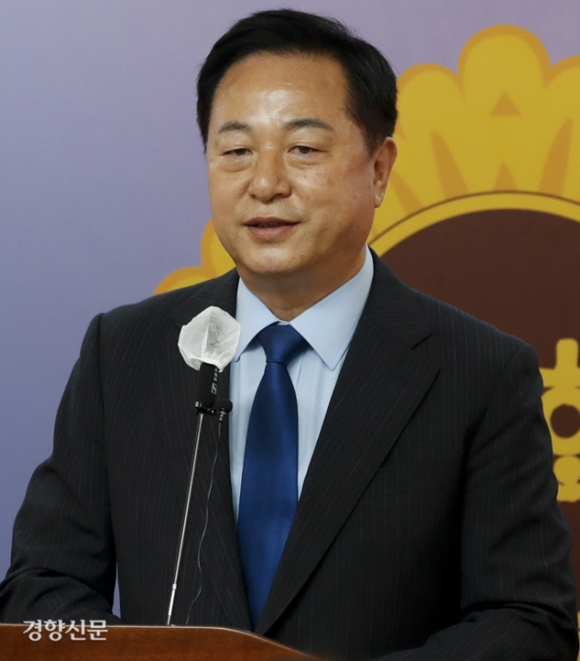 김두관 전 더불어민주당 의원이 9일 세종특별자치시의회에서 당대표 출마 기자회견을 하고 있다. 문재원 기자