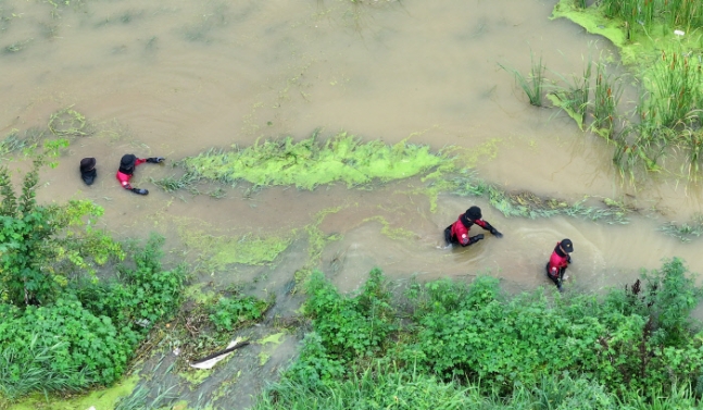 실종자를 찾아라 폭우가 쏟아진 경북 경산시 진량읍 평사리 문천지에서 9일 소방구조대가 실종된 여성을 수색하고 있다. 연합뉴스