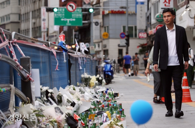 김의수 교수가 급발진을 주장하는 역주행 차량으로 인해 9명이 사망한 서울 시청역 인근 사고 현장을 참담한 표정으로 바라보고 있다. 서성일 선임기자