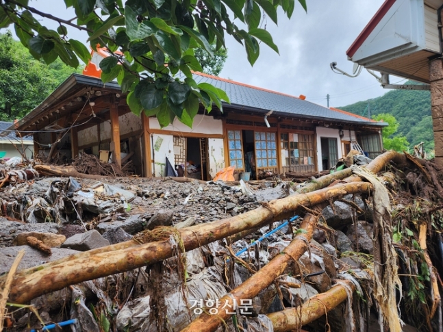 경북 영양군 입암면 금학리의 한 주택이 지난 9일 폭우에 떠밀려 내려온 토사와 나무에 파묻혀 있다. 김현수 기자