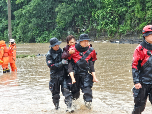 경북 안동 임동면 대곡리에서 지난 8일 폭우로 고립됐던 주민이 소방대원에 의해 구조되고 있다. 경북소방본부 제공