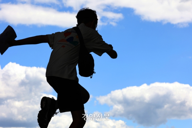 지난 5월28일 서울 용산구 국립중앙박물관에서 소풍 온 학생들이 파란 하늘 아래를 뛰고 있다. 조태형 기자