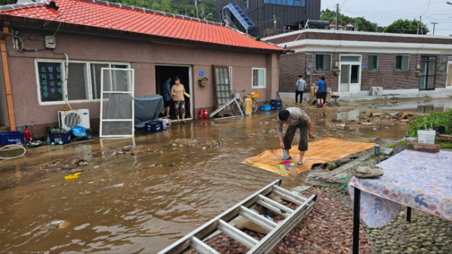 10일 새벽 전북 군산시 어청도에 시간당 146㎜의 폭우가 쏟아지면서 피해가 속출한 가운데 비가 잠잠해지자 주민들이 복구 작업을 하고 있다. 김성래 어청도 이장 제공