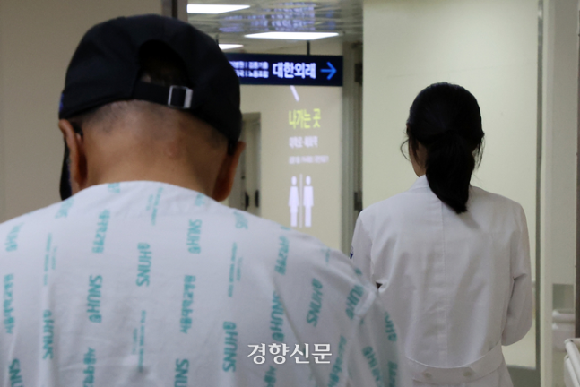 국립암센터는 지난 8일 입장문을 내고 “기존 암환자의 진료를 위해 신규환자 진료 축소를 시행한다”고 밝혔다. 사진은 서울의 한 대형병원의 모습이다. 사진·경향신문 자료사진