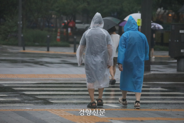 전국적으로 장마가 시작된 이달 초 서울 광화문에서 시민들이 우비를 입고 횡단보도를 건너고 있다. 정효진 기자