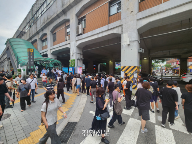 시민들이 지난 9일 퇴근시간대인 오후 6시15분쯤 서울 성동구 성수역 3번 출입구에 들어가기 위해 횡단보도 위에 길게 줄을 서 있다. 오동욱 기자