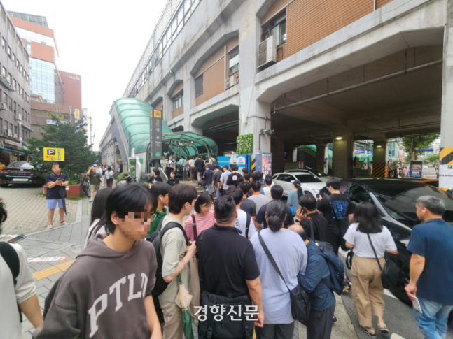 시민들이 지난 9일 오후 6시7분쯤 성수역 3번 출구에 몰려들고 있다. 오동욱 기자