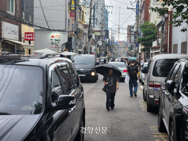 서울 성동구 성수동의 중심 상권이 형성된 연무장길의 모습. 차량과 행인이 경계 없이 움직이고 있다. 오동욱 기자