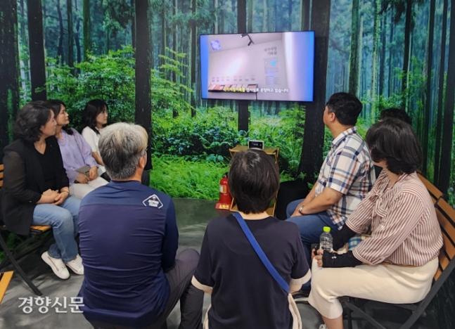 지난 5일 광주 광산구 고려인마을 내 고려인문화관을 방문한 제주국제교육원 관계자들이 고려인 이주 160주년 관련 영상을 시청하고 있다.