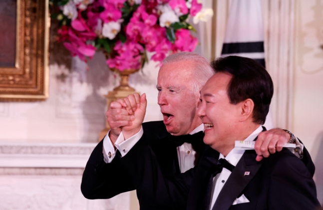 미국을 국빈 방문한 윤석열 대통령과 조 바이든 미국 대통령이 지난해 4월26일(현지시간) 워싱턴DC 백악관에서 열린 국빈만찬에서 함께 노래하고 있다. 로이터연합뉴스