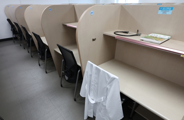 대다수의 의대생들이 국시를 거부한다고 밝힌 가운데, 서울 시내 한 의과대학의 텅 빈 열람실에 가운이 놓여 있다. 연합뉴스