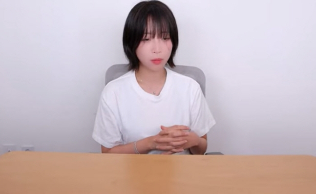쯔양이 11일 자신의 채널에서 전 남자친구로부터 폭행, 협박, 착취를 당한 사실을 고백하고 있다. 유튜브 갈무리