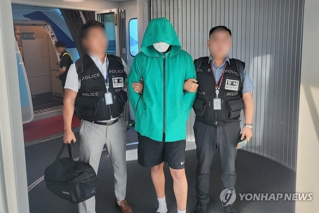 파타야 한인 살인사건’의 공범 A씨(27)가 인천공항을 통해 국내로 송환되고 있다. 연합뉴스