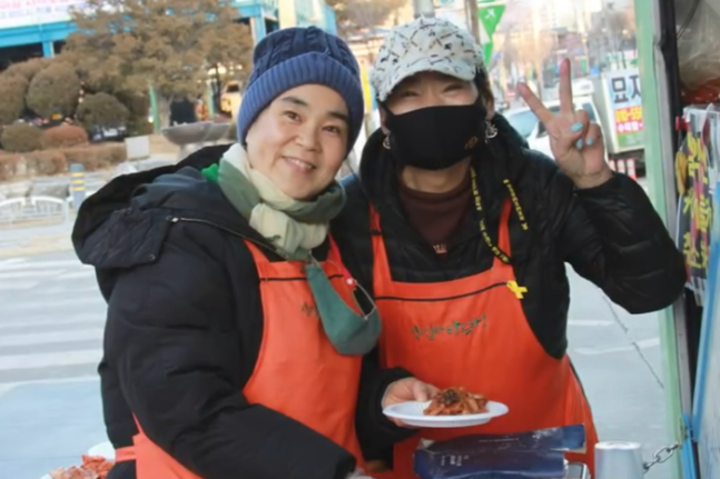 유희 십시일반 밥묵차 대표(오른쪽)와 성미선 밥묵차 활동가. 십시일반 밥묵차 제공